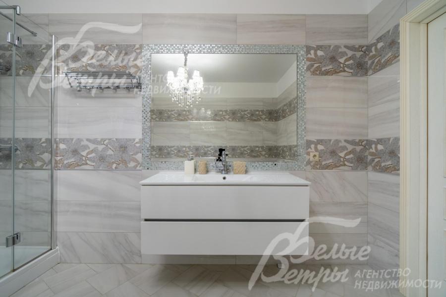 Санузел мастер-спальни отделан плиткой в благородных серых оттенках