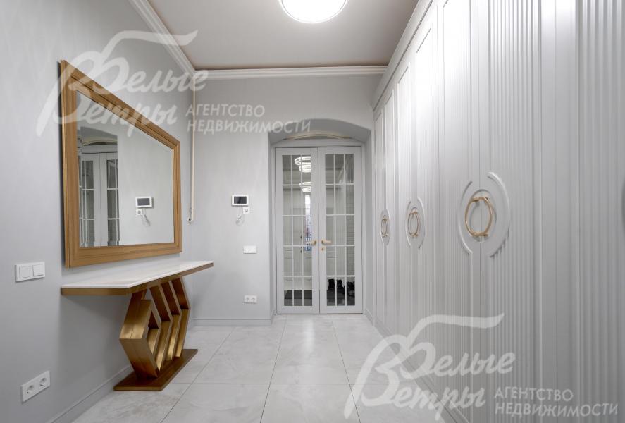 В прихожей - встроенная система хранения. Установлена широкая входная стальная дверь с терморазрывом и стеклопакетом 