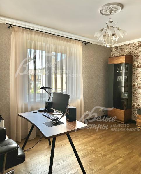 Кабинет на 1ом этаже дома.