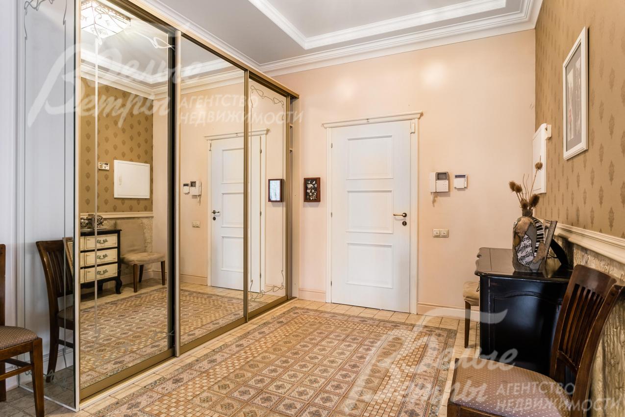 Холл-прихожая со встроенным гардеробом