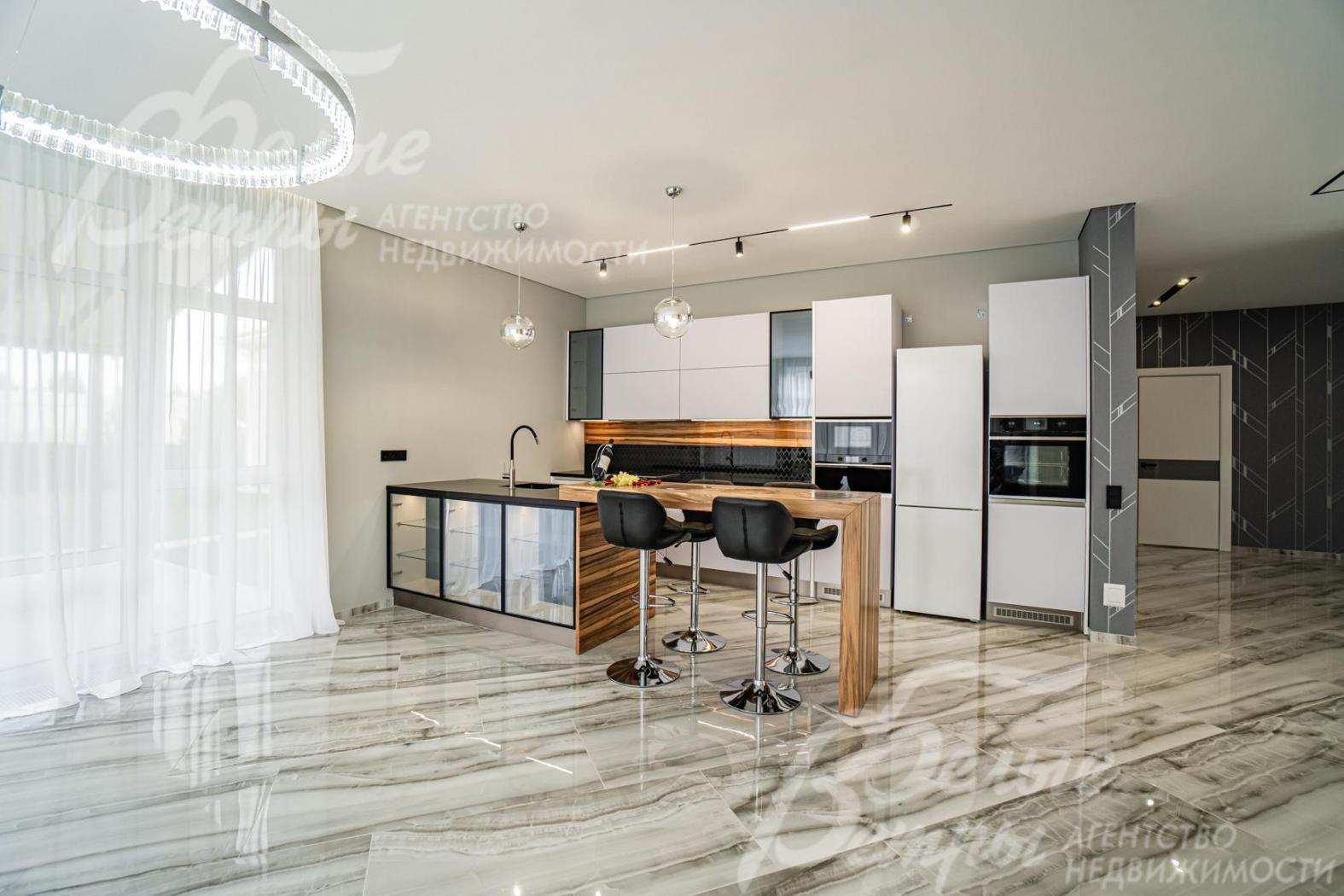 На полу первого этажа керамогранит с водяным подогревом