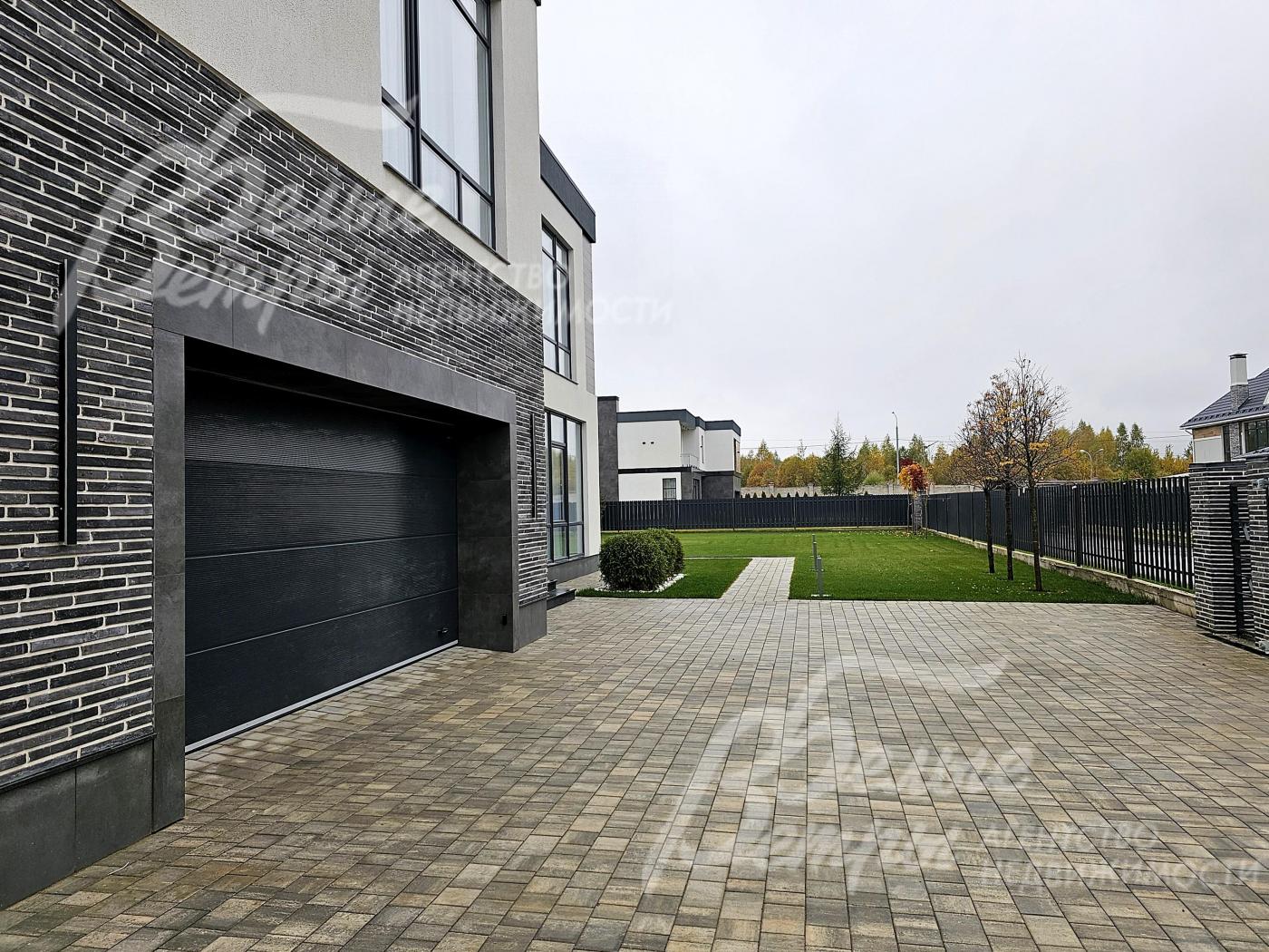 Участок расположен в середине коттеджного посёлка в 500 м от леса и в 250 м от берега пруда