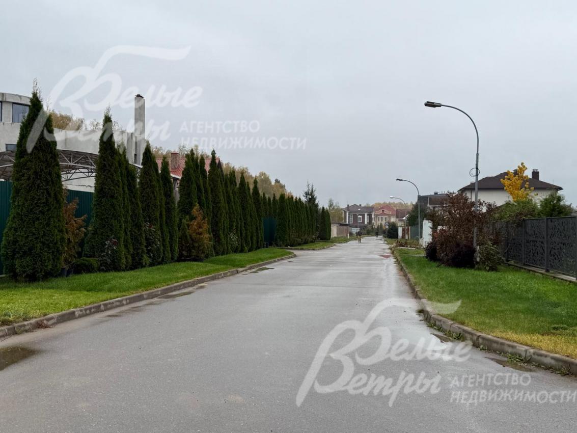 К участку ведёт широкая освещённая асфальтированная дорога