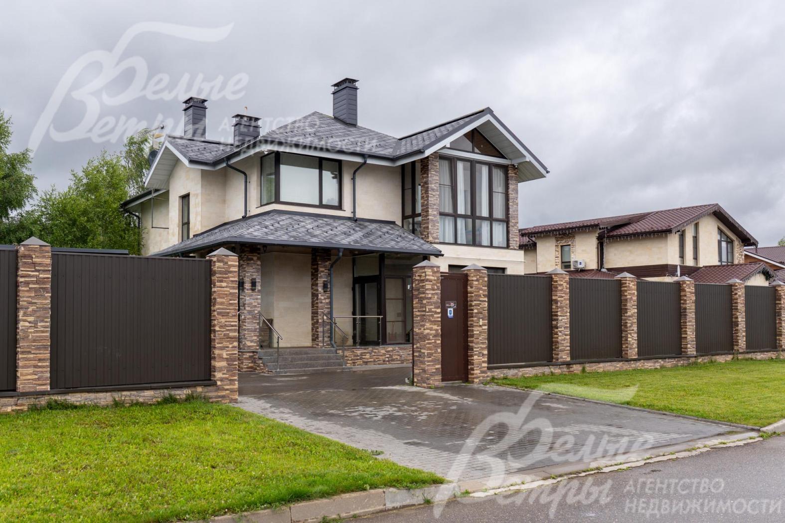 Меблированный дом с выразительной архитектурной концепцией в современном стиле