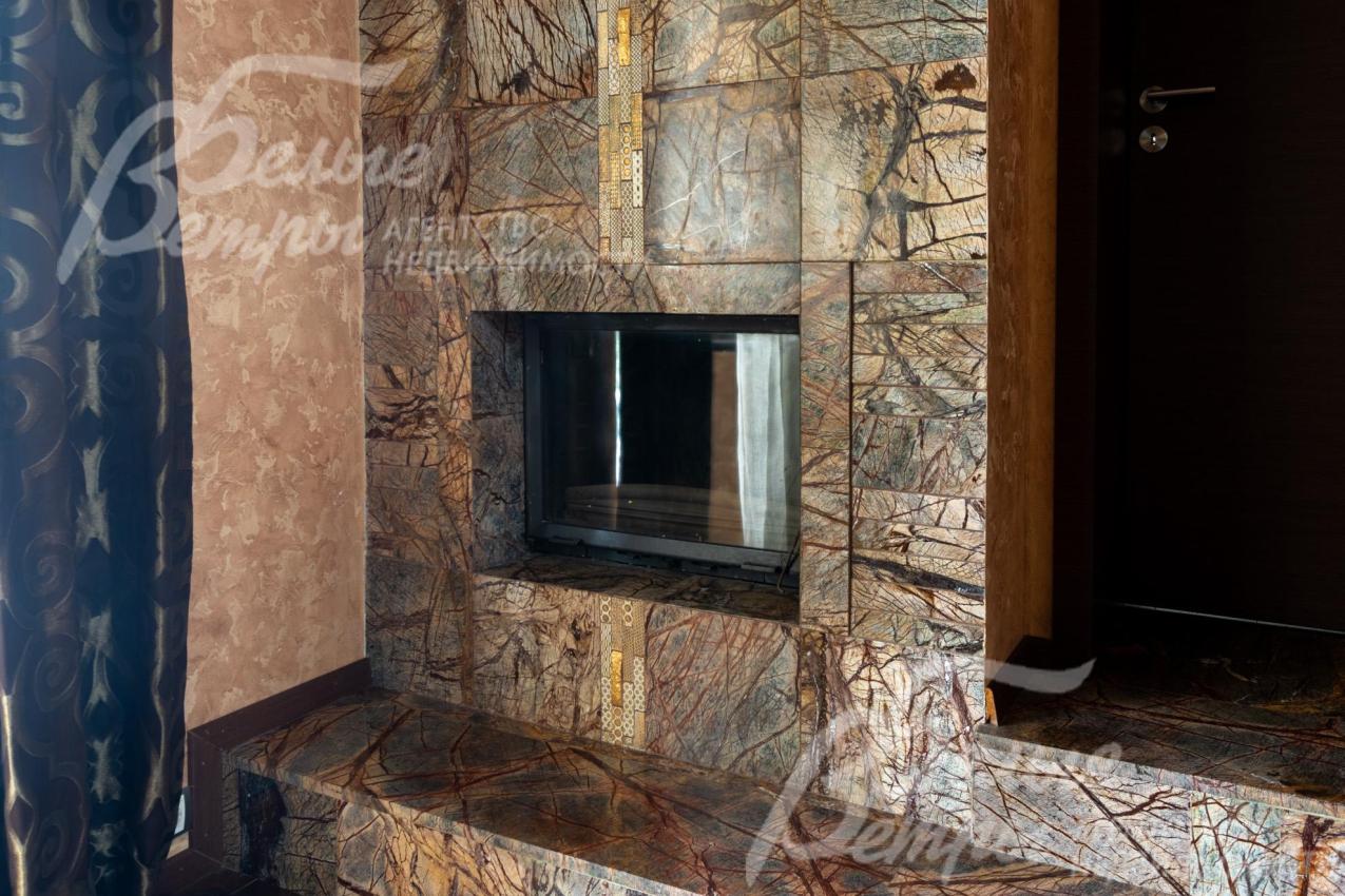 В холле находится второй камин, его портал отделан натуральным мрамором