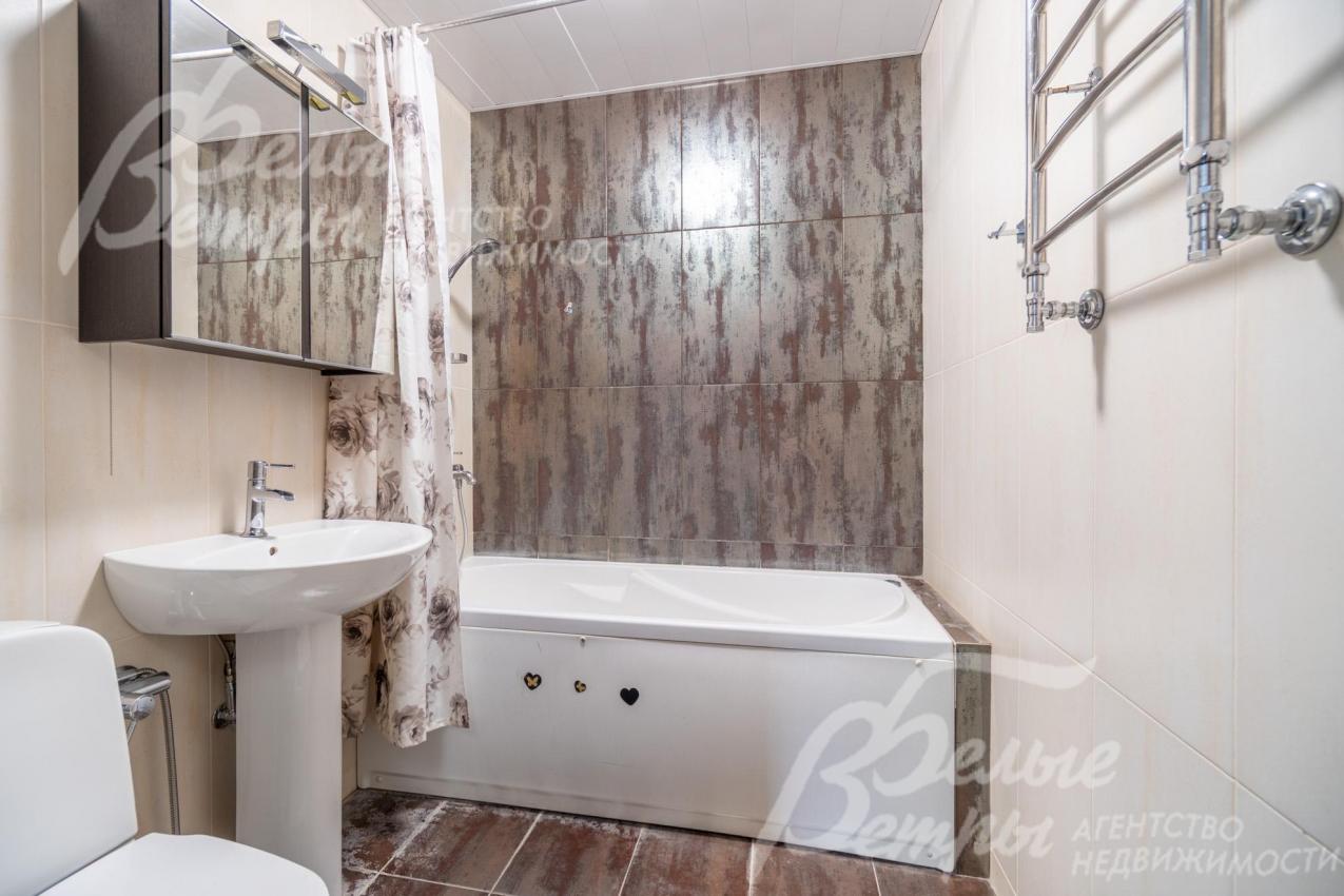 Санузел при спальне с ванной