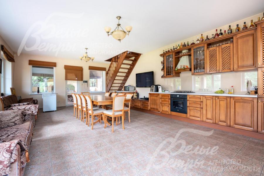 Гарнитур - с фасадами из массива дерева, также есть вытяжка и телевизор