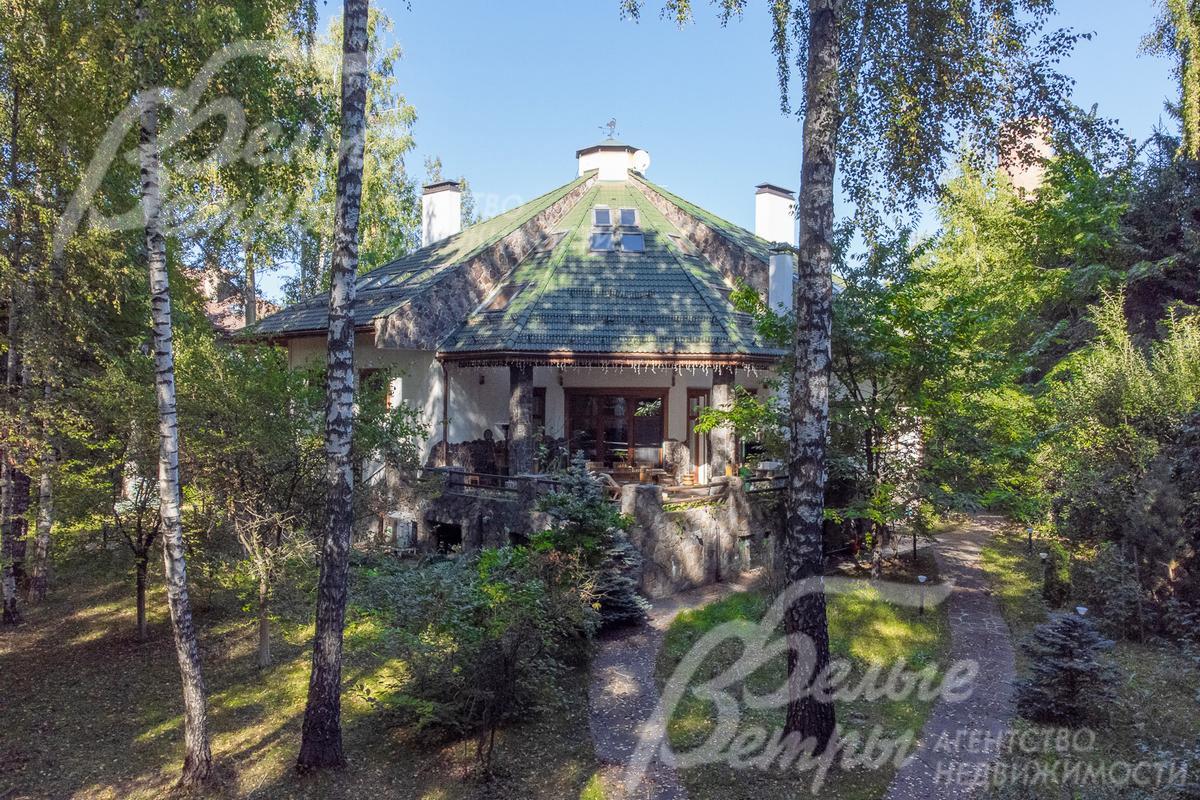 Разбит газон, организовано парадное и повседневное освещение