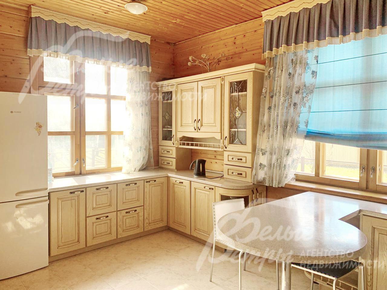 Кухонный гарнитур со встроенной техникой и холодильником