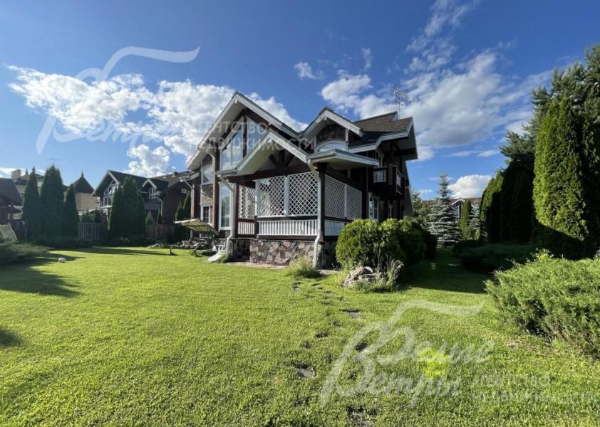 Вид на дом со стороны участка