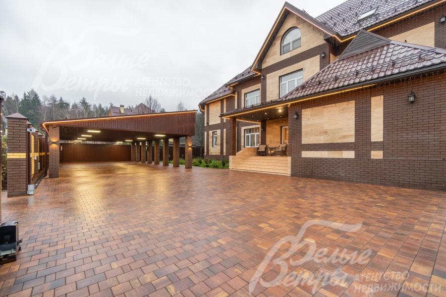 Площадка у дома выложена плиткой, предусматривает 6 парковочных мест, также есть парковка под навесом