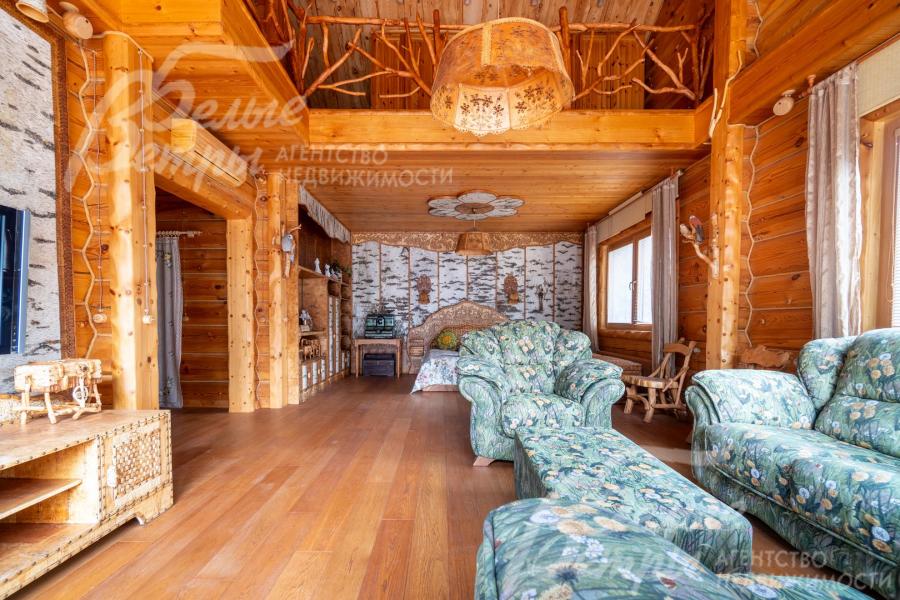 Просторная мастер-спальня - со вторым светом и гостиной зоной