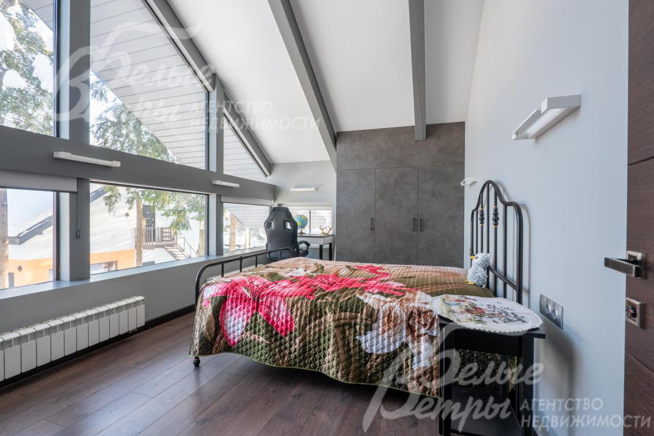 Также на втором этаже расположены две спальни с кроватью и рабочей зоной