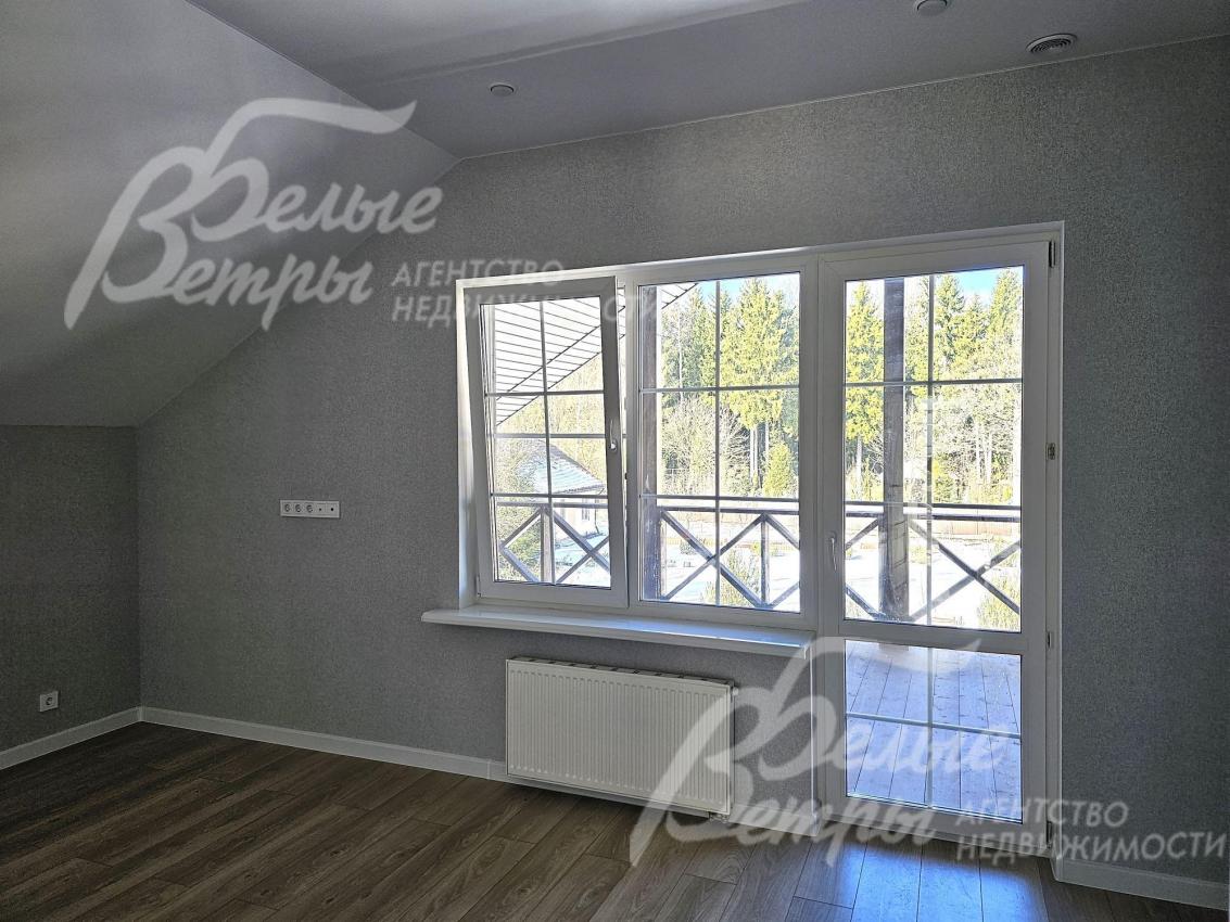 Спальня 2го этажа с выходом на балкон.