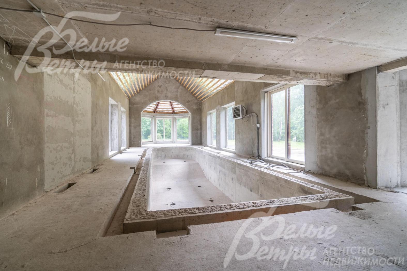 Зона бассейна с панорамным остеклением и выходом в переход, ведущим на террасу 137 кв.м (и к другим террасам вокруг стен дома)