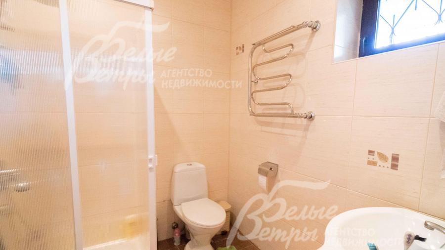 Санузел с душем на первом этаже 4 кв.м