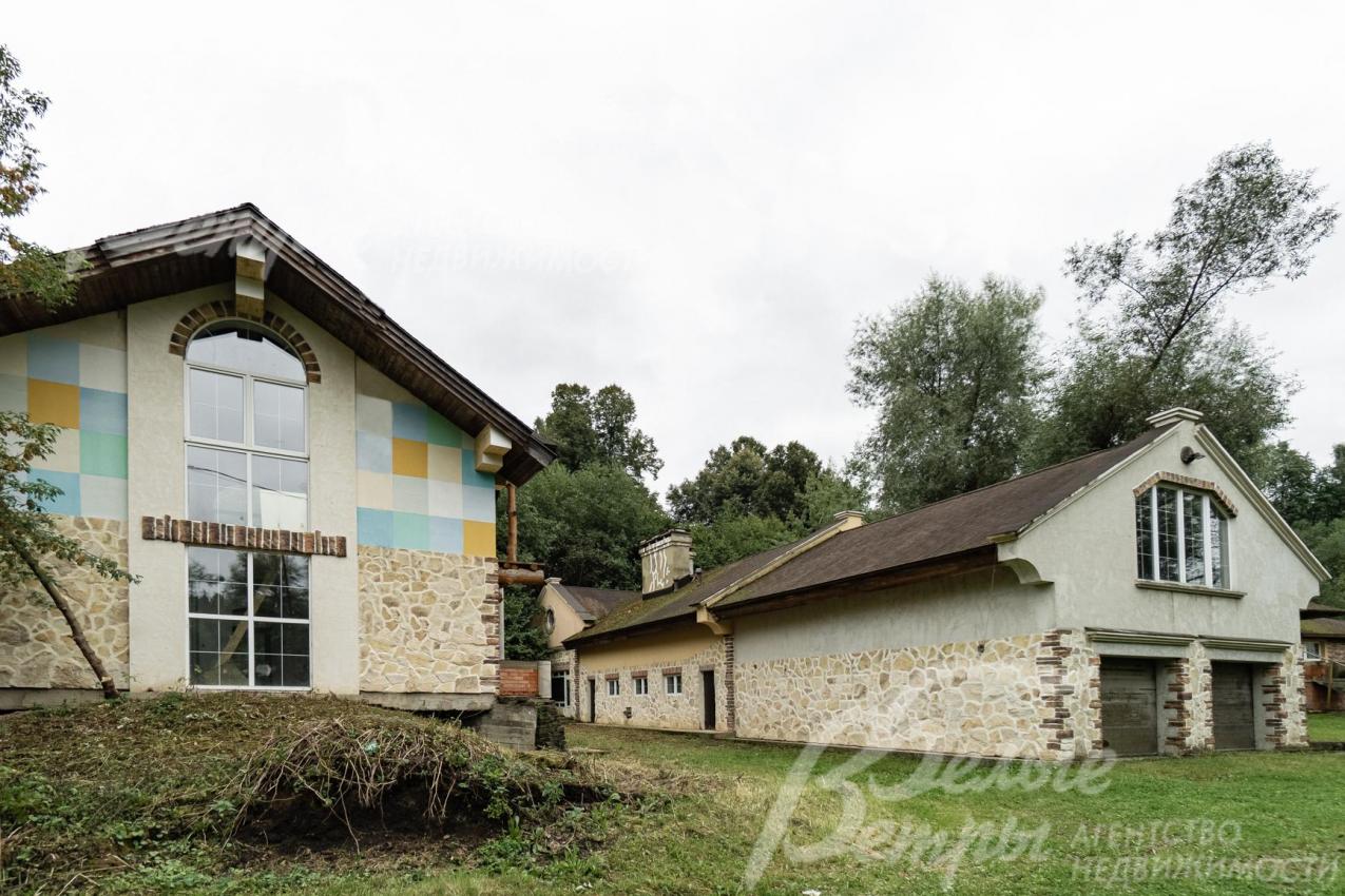 Дом с отдельно стоящим СПА комплексом площадью 442 кв.м