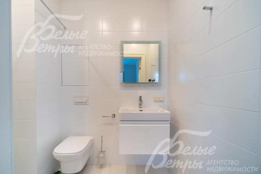 Санузел гостевого блока с белой керамической плиткой на стенах