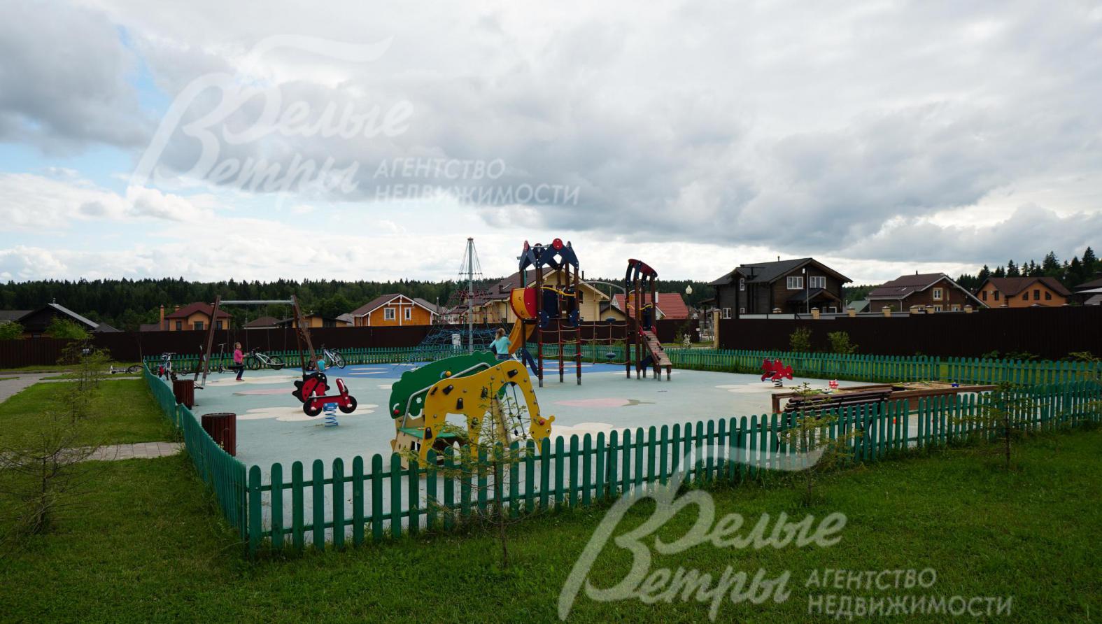 Детская площадка в поселке Цветочный