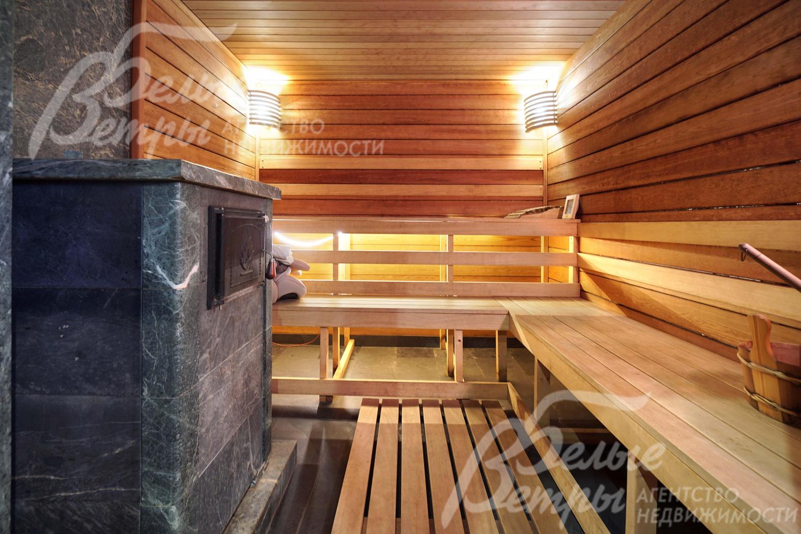Парная обшита абашем, в ней установлена дровяная печь (Магнум), обложенная змеевиком и тальковым камнем