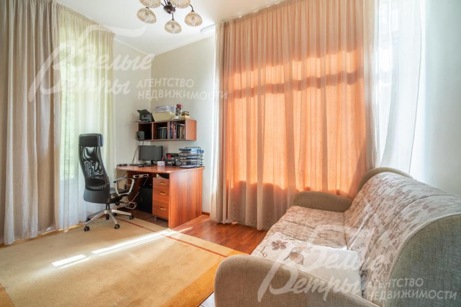 Спальня-кабинет на первом этаже - полностью меблирована