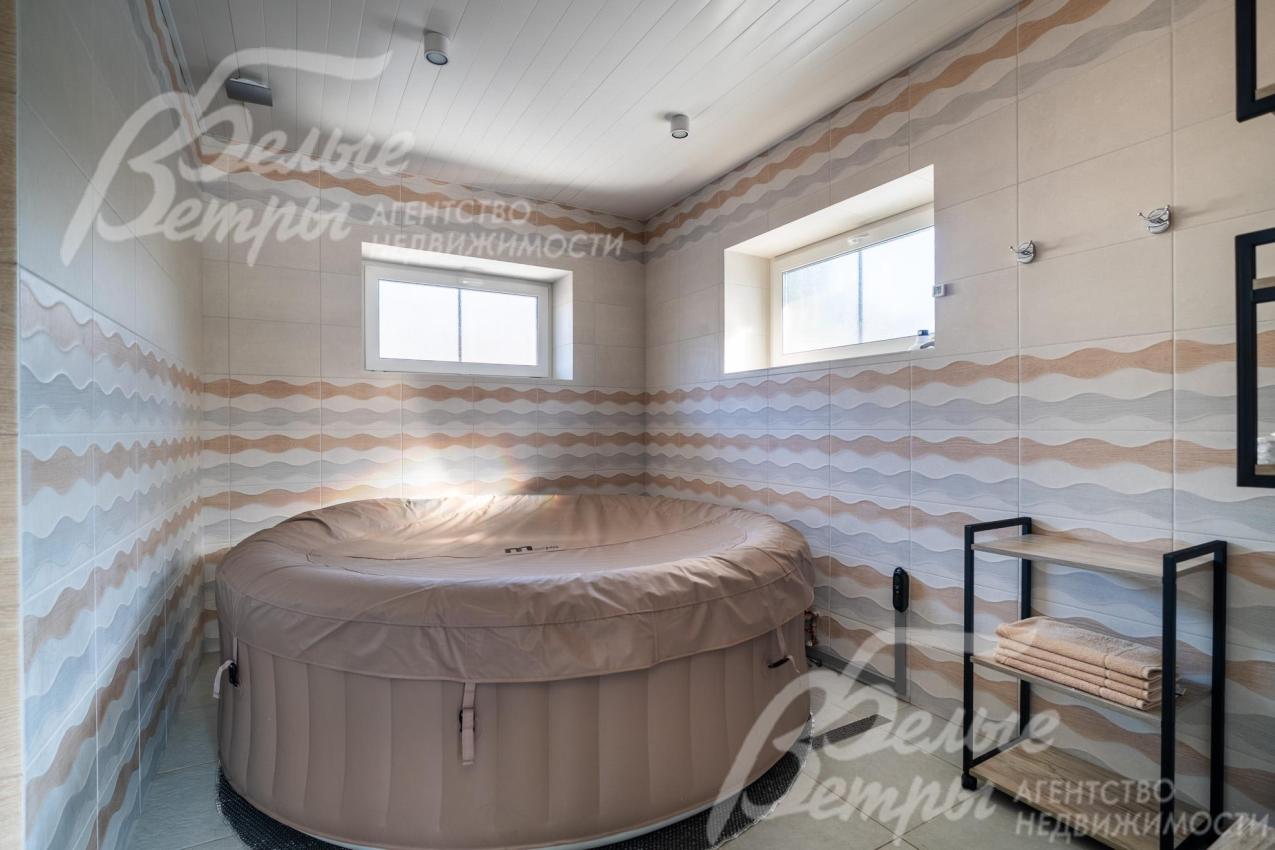 На первом этаже находится комната с джакузи с гидромассажем