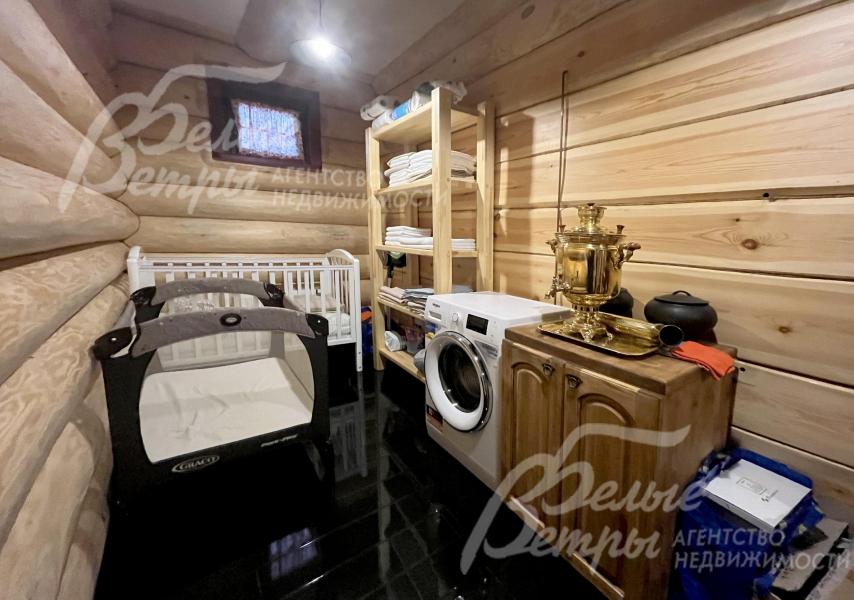 Постирочная на 1-м этаже оборудована стиральной и сушильной машинами Asco