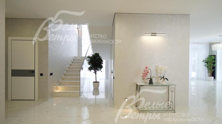 просторный холл