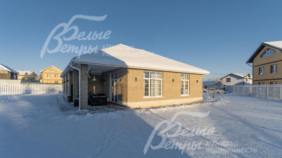 Фасад дома отделан облицовочным кирпичом из Углича (на заказ)