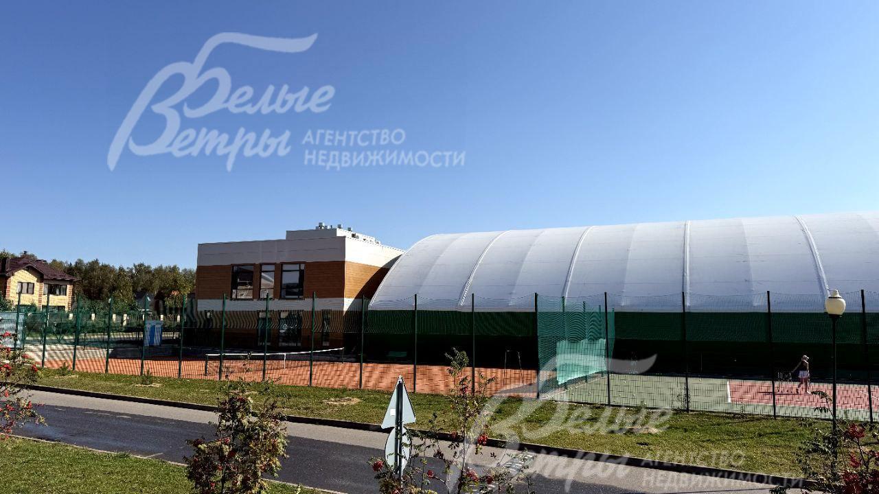 Теннисный корт и спортивный центр в поселке Цветочный