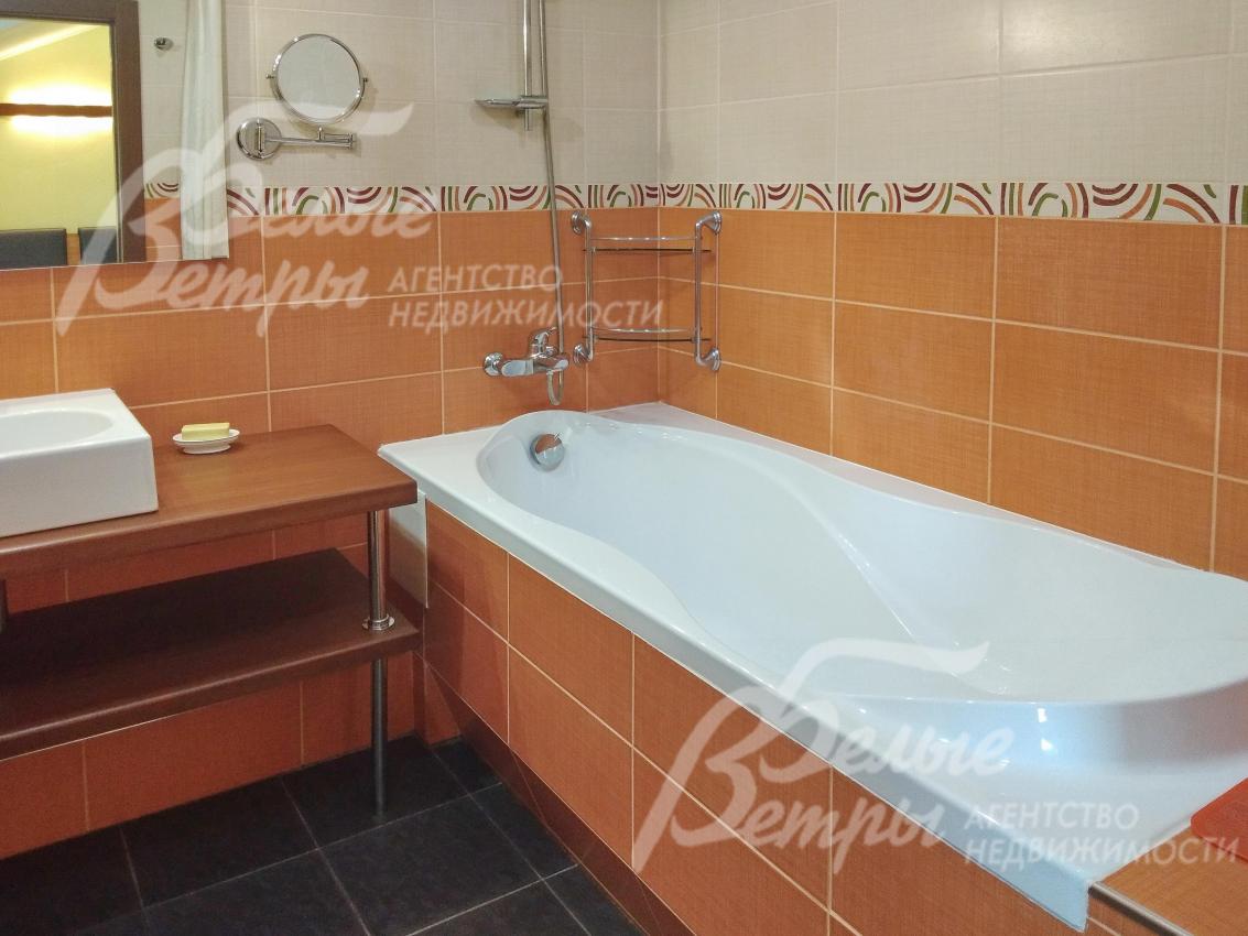 Санузел с ванной в главной спальне