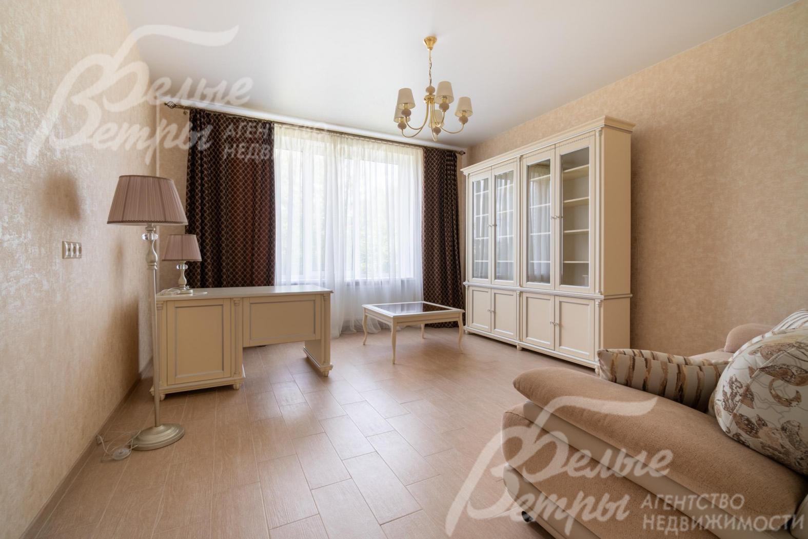 В кабинете на 1-м этаже - широкое окно с видом на участок