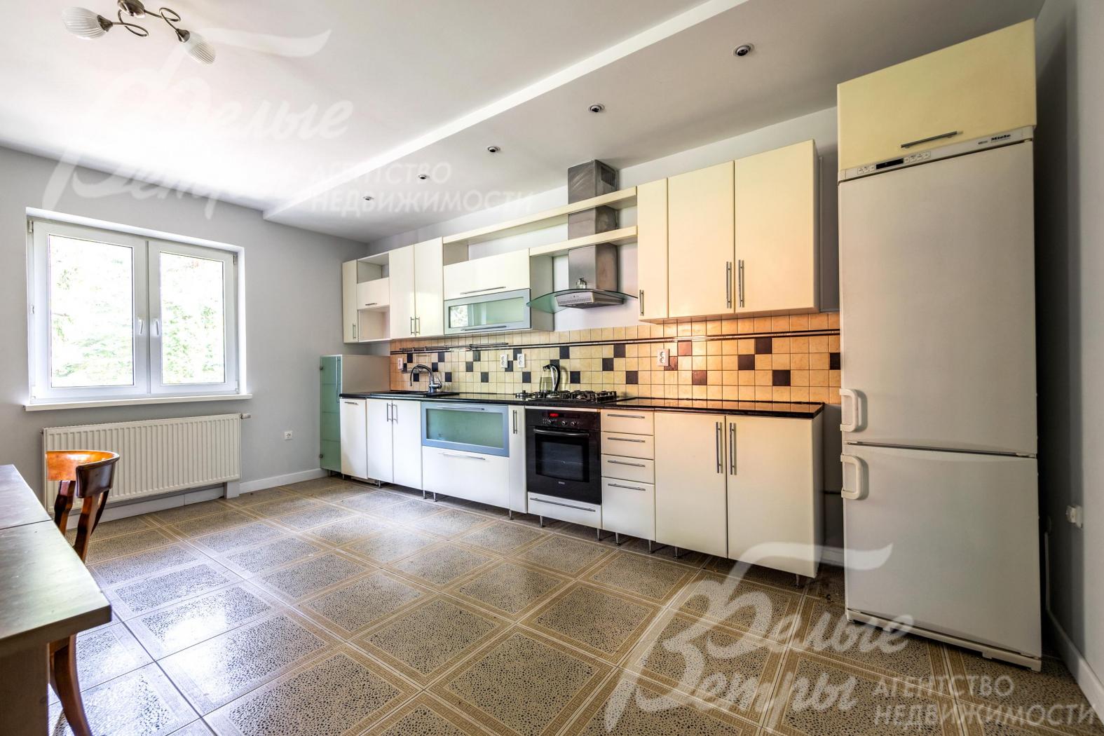 На кухне – гарнитур со светлыми глянцевыми фасадами молочного цвета