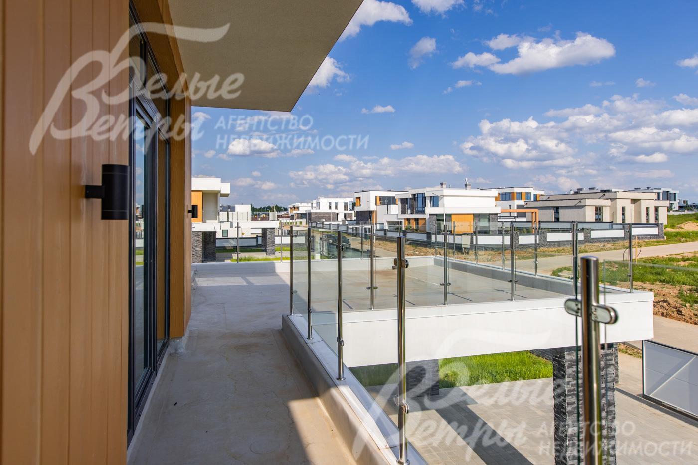 Большие террасы в домах в коттеджном поселке Райт Вилладж