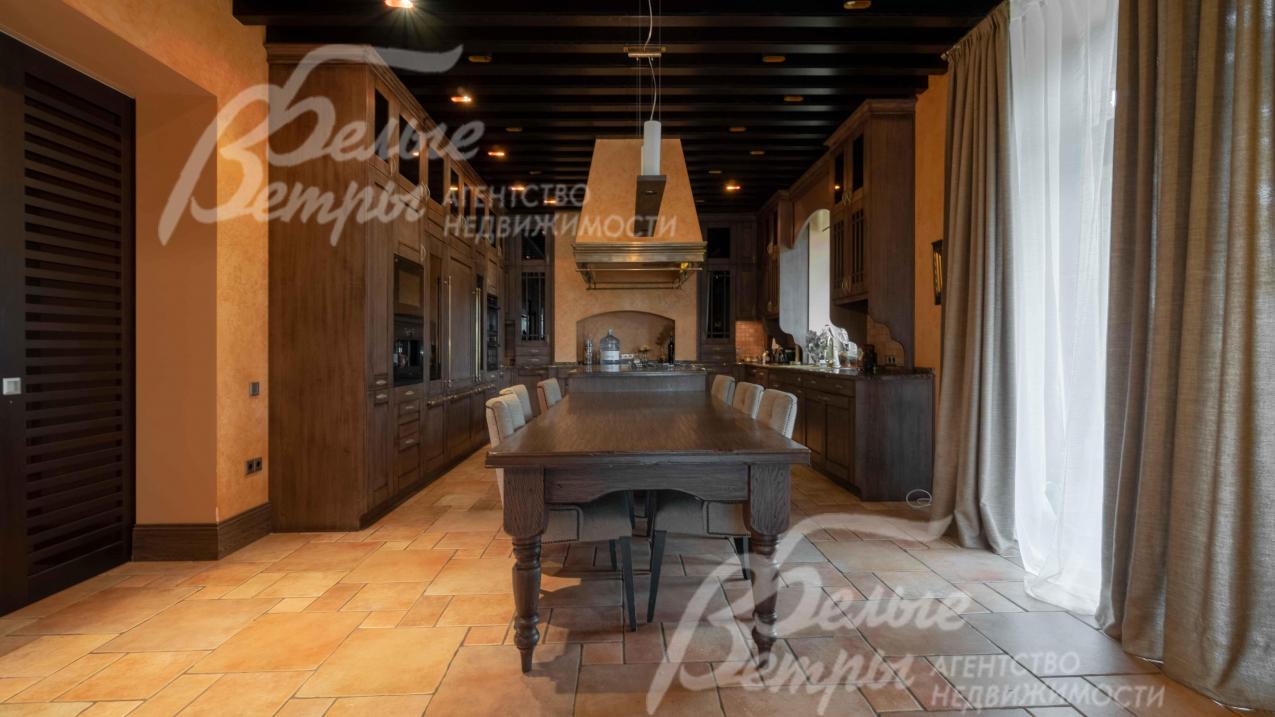 Кухня-столовая с выходом на крытую террасу