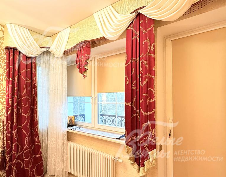 Выразительный акцент интерьера кухни-столовой - эффектные контрастные плотные шторы бордового оттенка в классическом стиле с лёгкими тюлевыми панелями