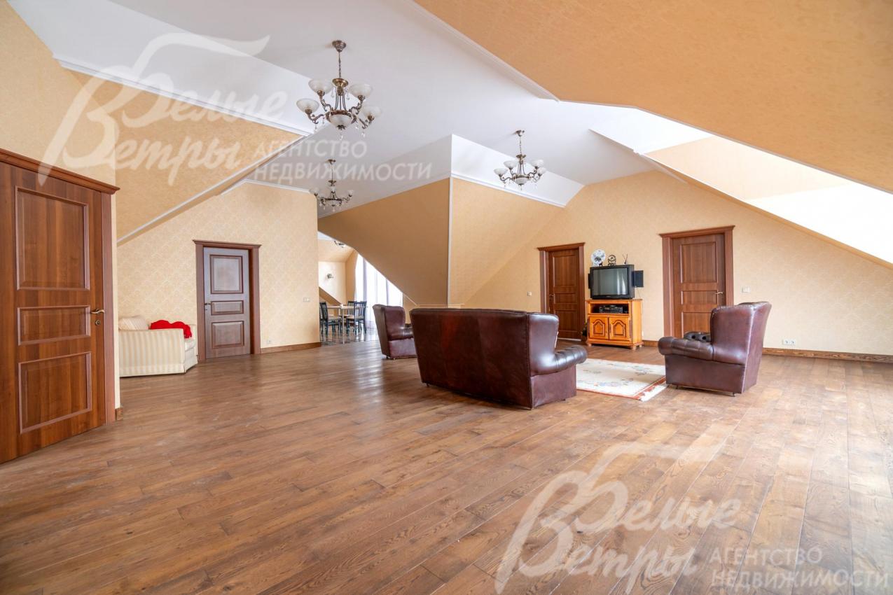 На полу в гостиной инженерная дубовая доска