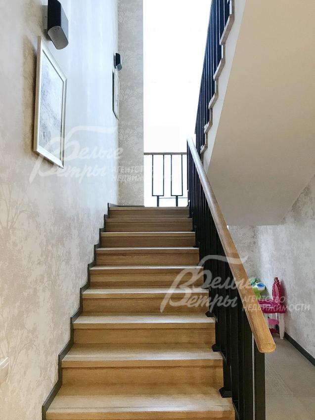 Лестница монолитная, отделка из массива лиственницы