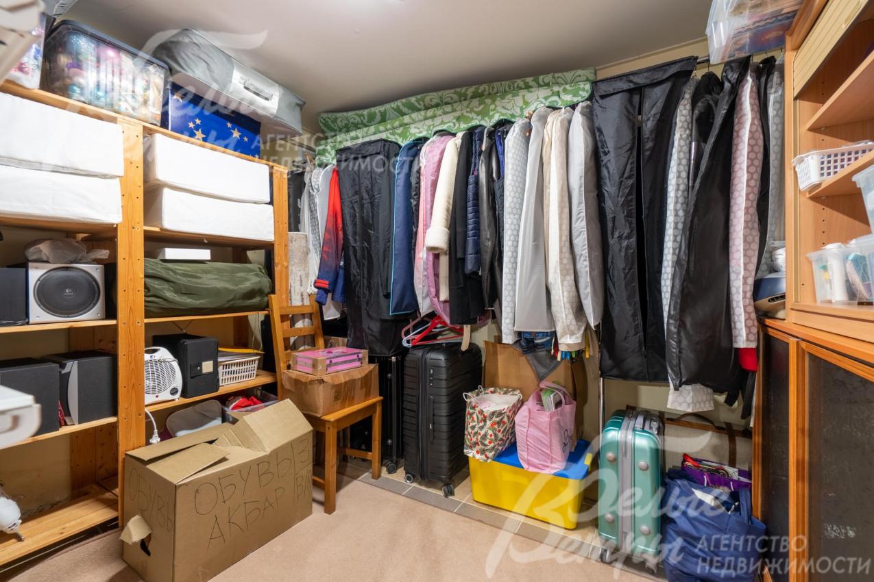 На втором этаже - просторная гардеробная