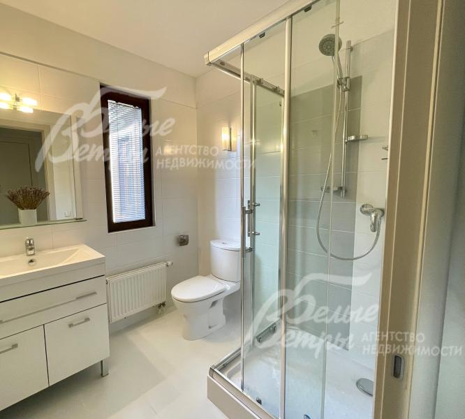 Санузел с душевой на 1-ом этаже