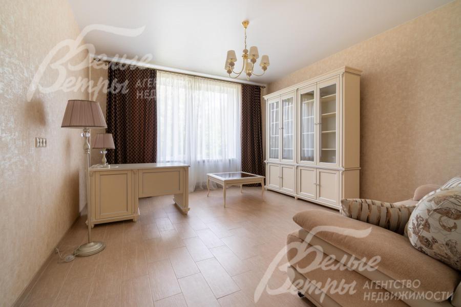 В кабинете на 1-м этаже - широкое окно с видом на участок