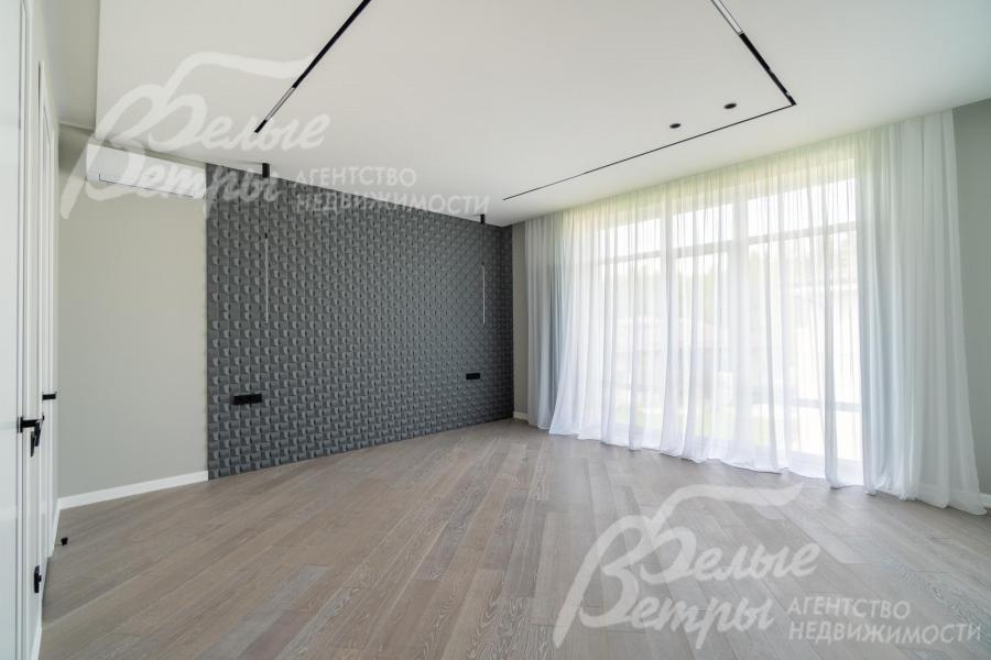 Спальня на втором этаже с панорамным окном и контрастной акцентной стеной у изголовья кровати