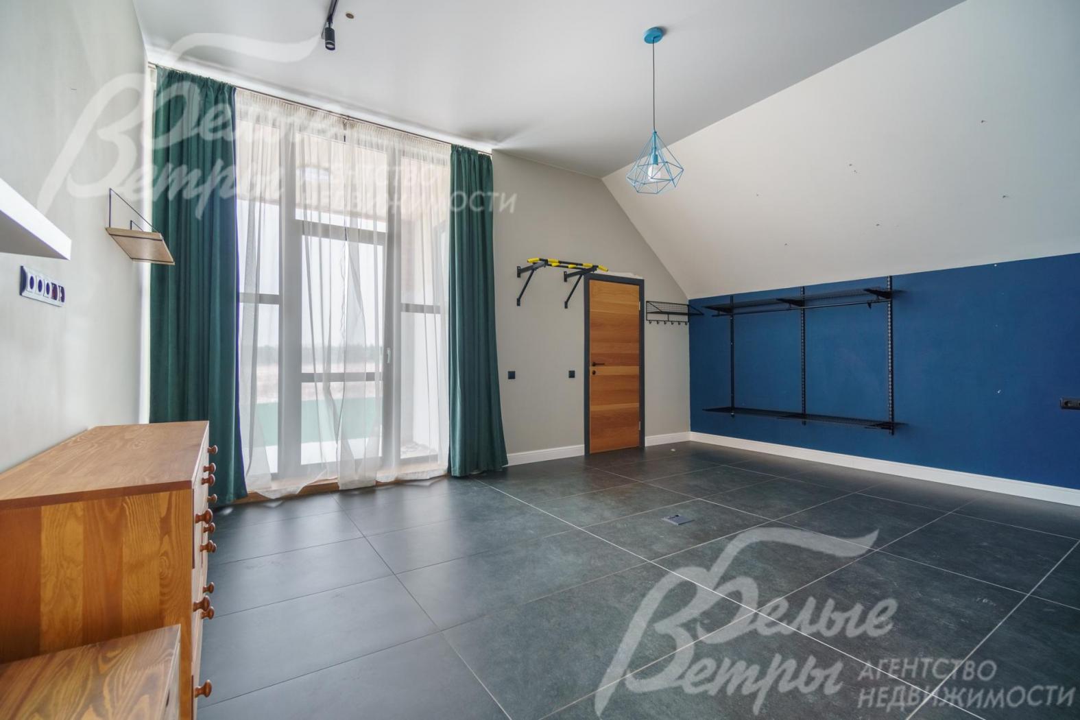 На полу – испанская плитка.