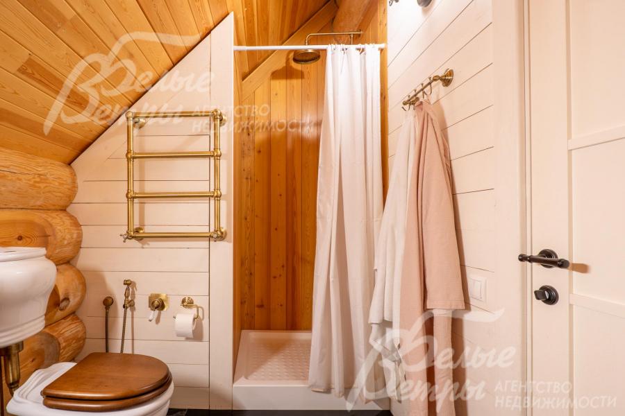 В санузлах удобно размещена полотенцесушители, крючки для текстиля 