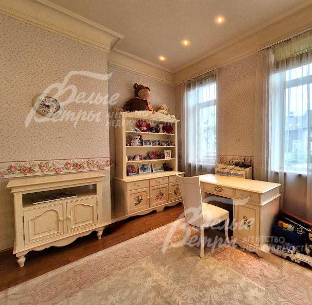 Детская спальня с рабочим местом.