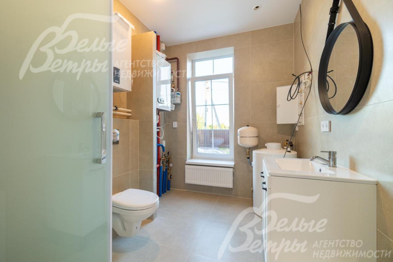 Санузел с душем на первом этаже