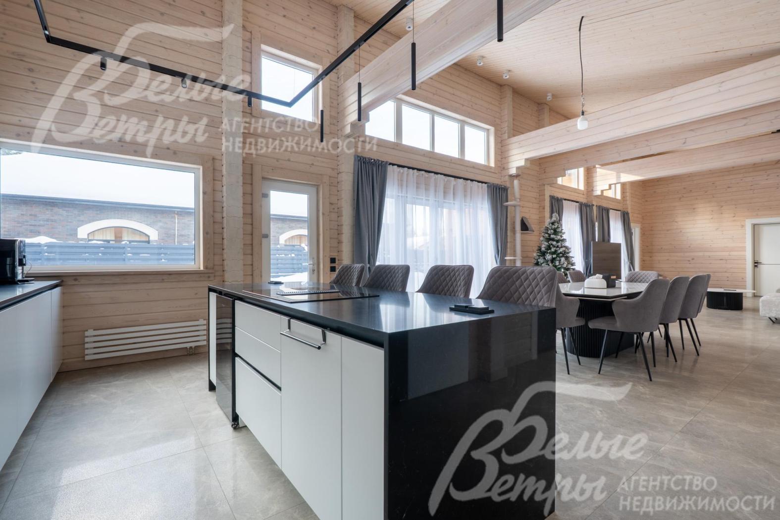 На полу полу уложена полуматовая нескользкая плитка с тёплым водяным полом