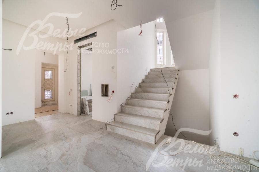 На цокольный и второй этаж ведёт монолитная бетонная лестница