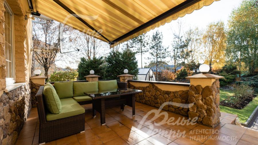 Садовая мебель на террасе