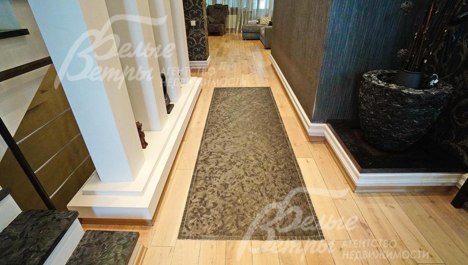 На полу паркетная доска (мербау, дуб) и мрамор